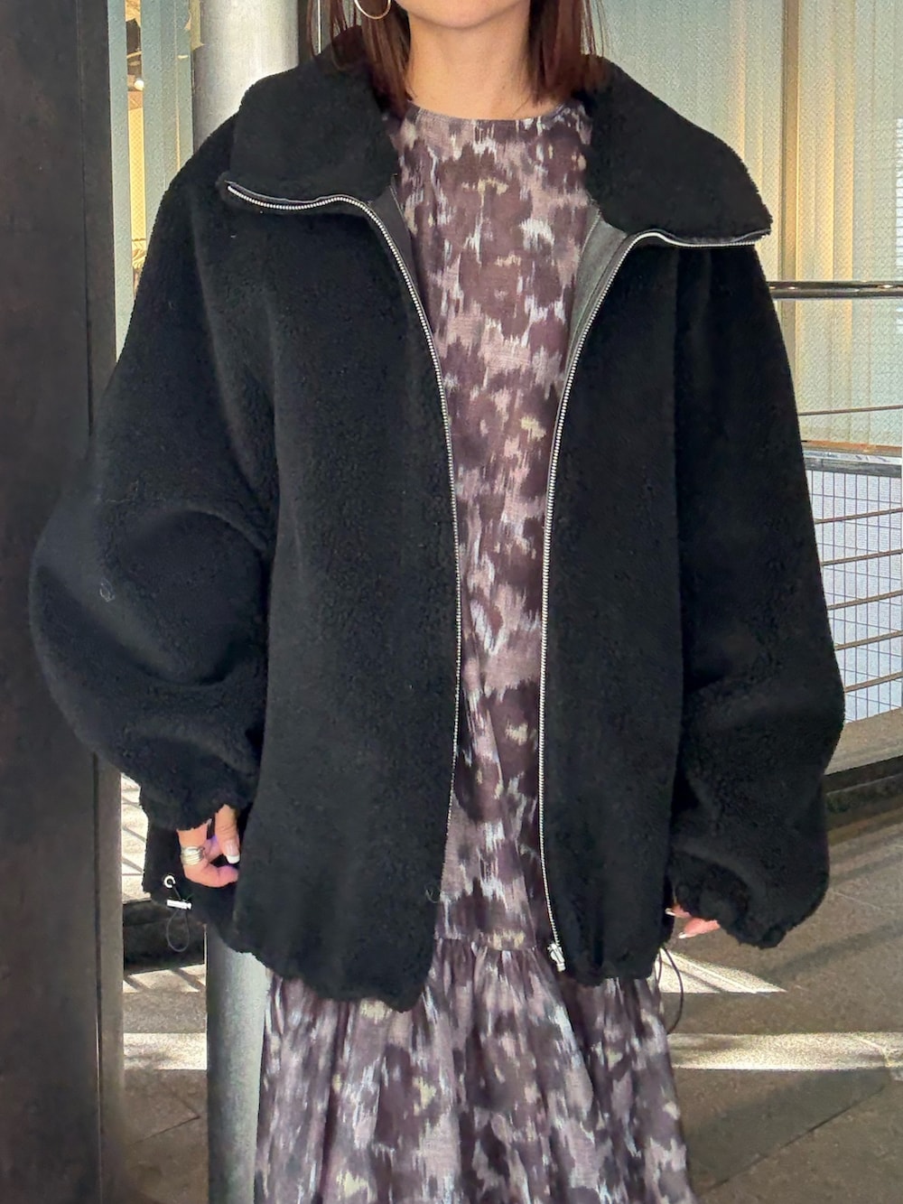 ブラウン系のワンピース、ブラック系のその他アウターを着用したレディースの秋コーディネートの4枚目の写真