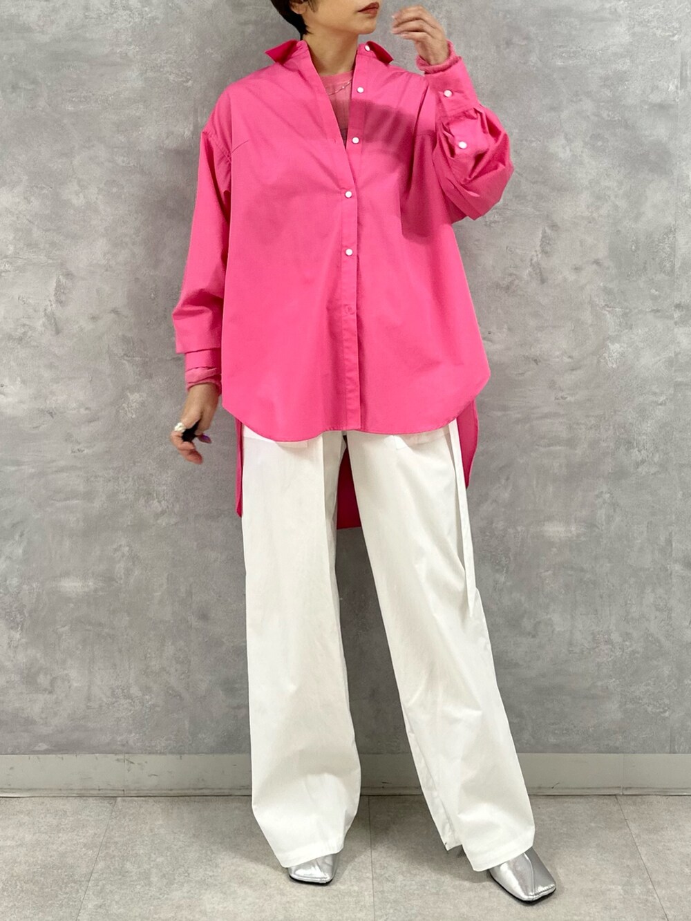 シルバー系のパンプス、ホワイト系のその他パンツ、ピンク系のシャツ/ブラウスを着用したレディースの春コーディネートの2枚目の写真