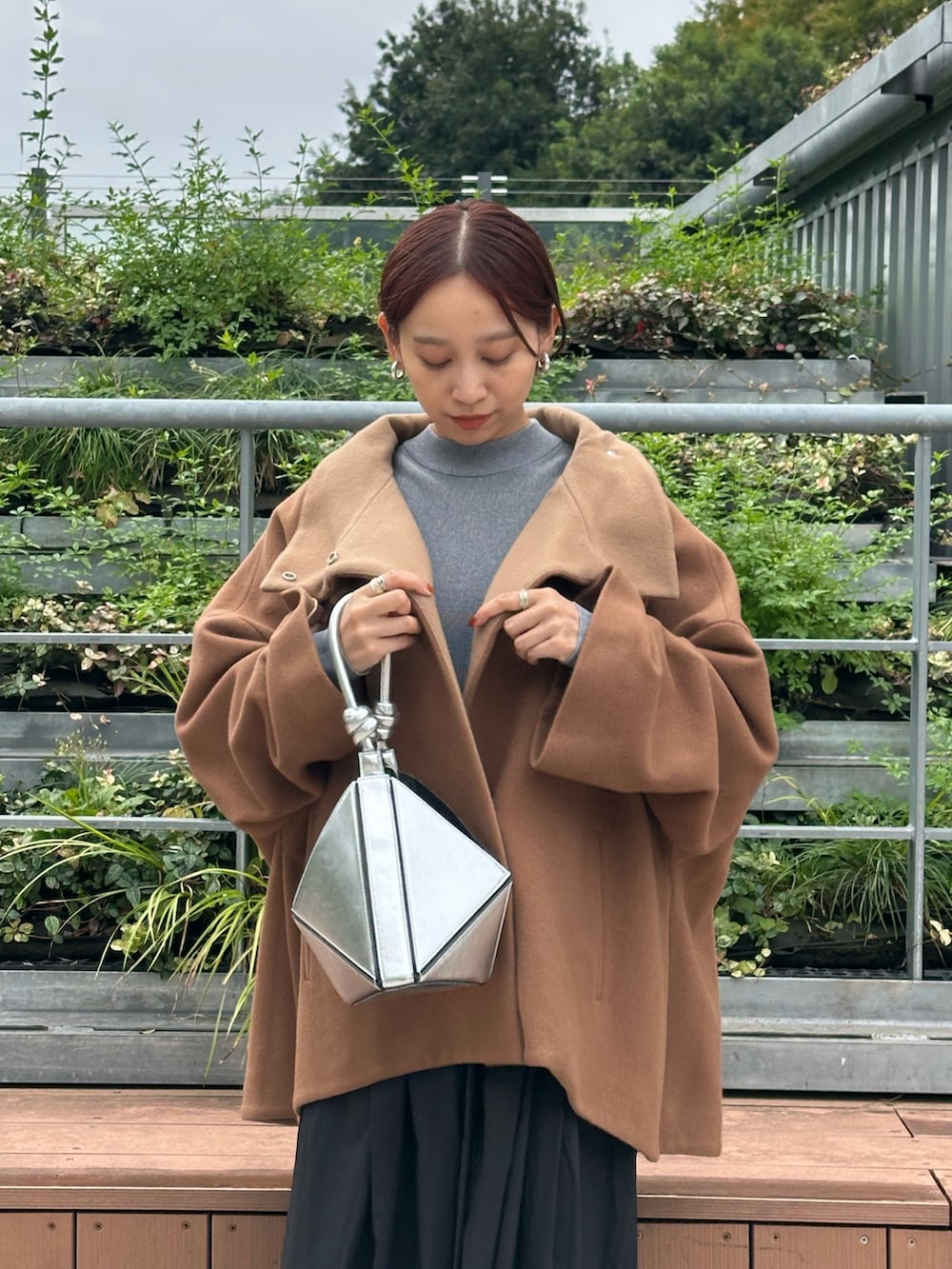 イエロー系のその他アウター、グレー系のワンピース、シルバー系のハンドバッグを着用したレディースの秋コーディネートの5枚目の写真