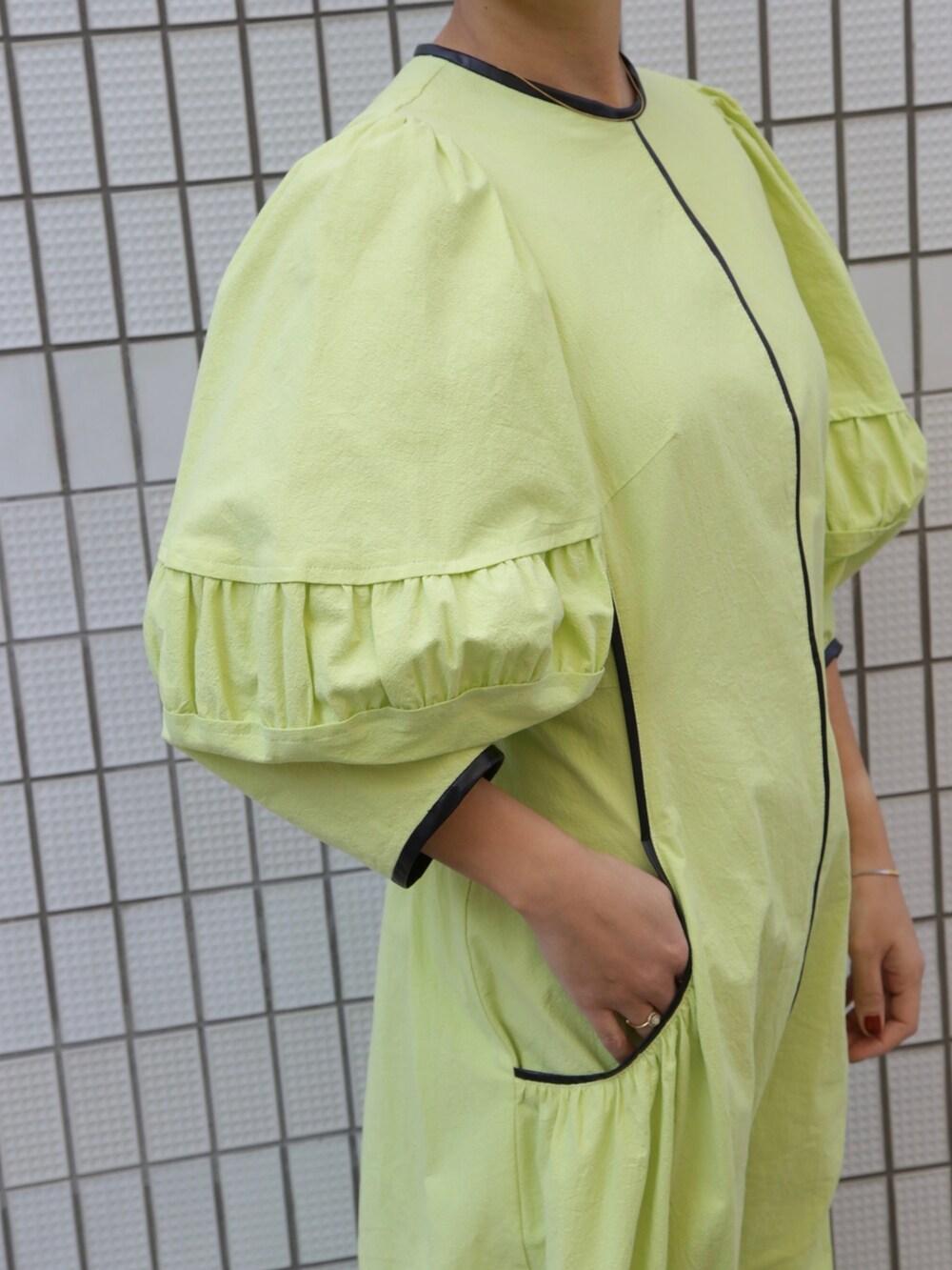 ブラック系のブーツ、グリーン系のワンピース、グリーン系のワンピースを着用したレディースの冬コーディネートの4枚目の写真