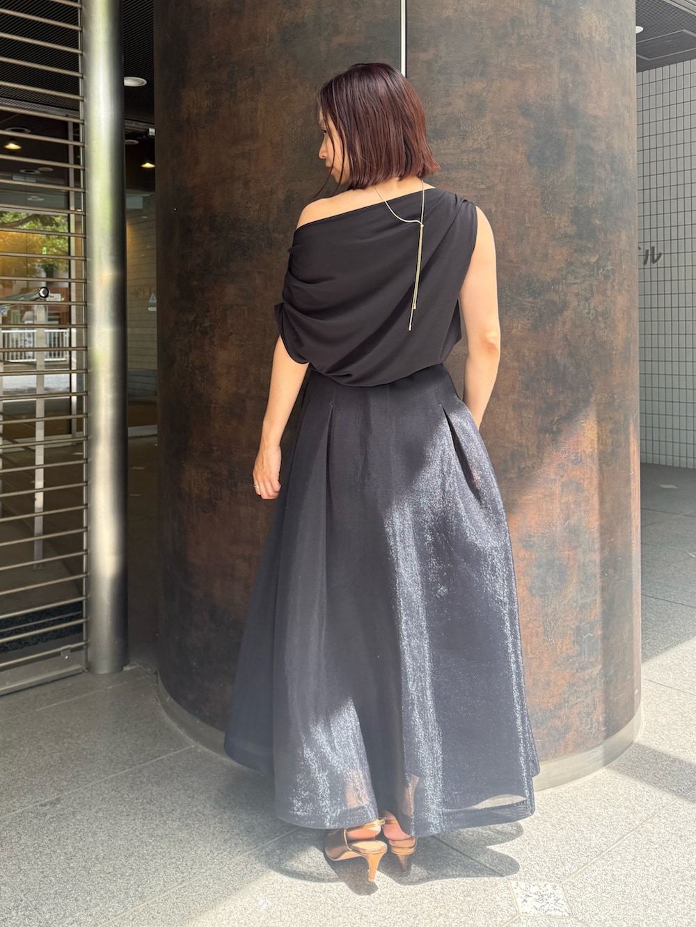 ブラック系のTシャツ/カットソー、その他のパンプス、ブラック系のスカートを着用したレディースの夏コーディネートの4枚目の写真