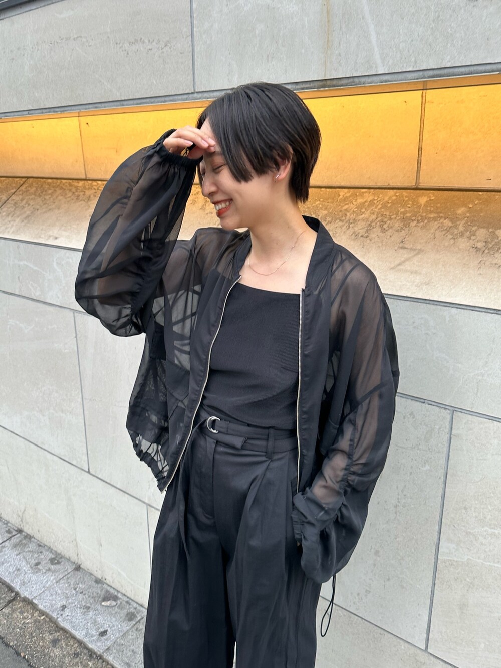 「エレンディーク、パンツスタイル、パンツコーデ、ELENDEEK、ブラック、ブラックコーデ、黒コーデ、オールブラック、シアー、シアートップス、シアーシャツ、シア―ブルゾン、カップ付きキャミソール、厚底サンダル、ワイドパンツ」｜「ELENDEEKのベルトセットタックワイドパンツ（その他パンツ、ブラック系）」を使った、azusaさん（レディース・153cm）の夏コーディネートの6枚目の写真