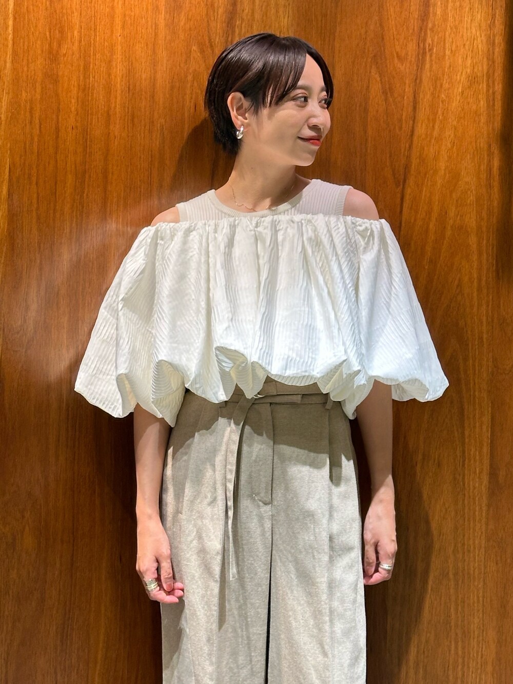 ホワイト系のシャツ/ブラウス、ベージュ系のその他パンツ、ブラック系のサンダルを着用したレディースの夏コーディネートの4枚目の写真