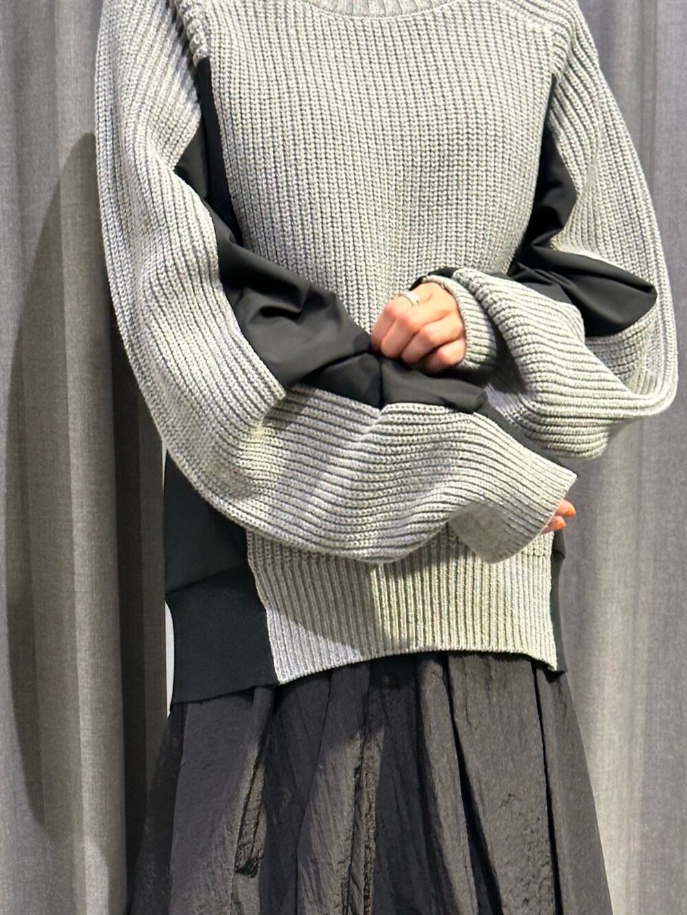 ブラック系のブーツ、ブラック系のスカート、グレー系のニット/セーターを着用したレディースの秋コーディネートの8枚目の写真