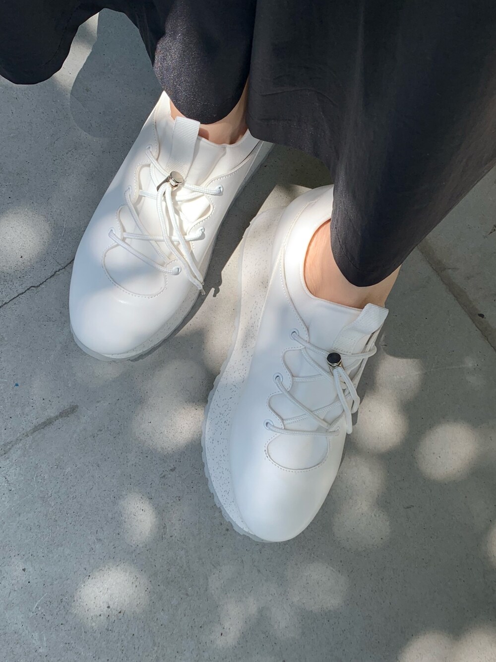 ブラック系のサンダル、ベージュ系のシャツ/ブラウス、ブラック系のその他パンツを着用したレディースの春コーディネートの9枚目の写真