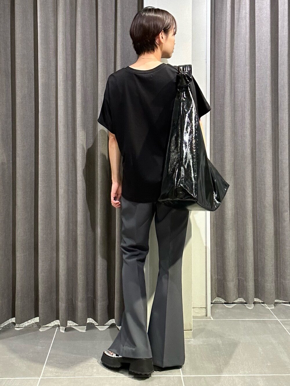 ブラック系のTシャツ/カットソー、グレー系のその他パンツ、その他のサンダルを着用したレディースの夏コーディネートの4枚目の写真