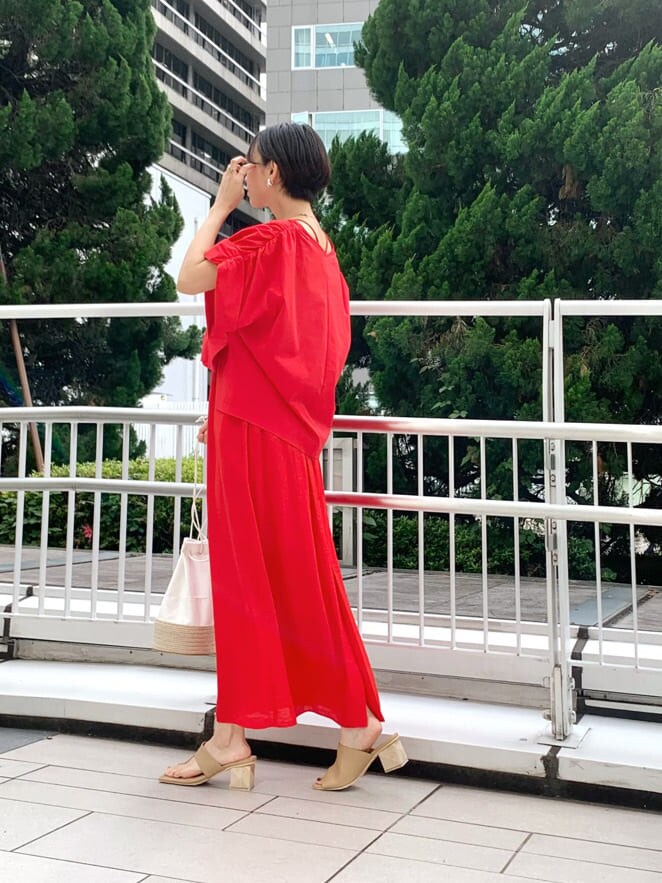 ベージュ系のサンダル、ホワイト系のハンドバッグを着用したレディースの夏コーディネートの3枚目の写真