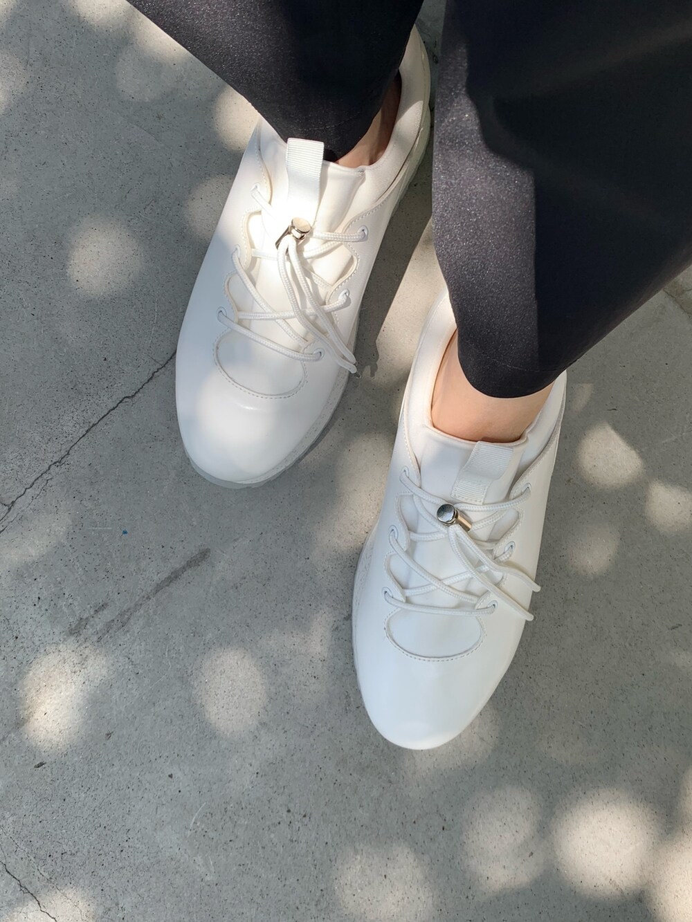 ブラック系のサンダル、ベージュ系のシャツ/ブラウス、ブラック系のその他パンツを着用したレディースの春コーディネートの10枚目の写真