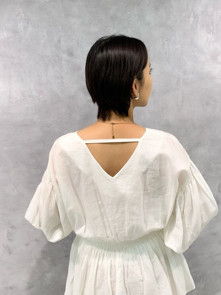 ブラウン系のその他パンツ、ベージュ系のサンダルを着用したレディースの春コーディネートの7枚目の写真