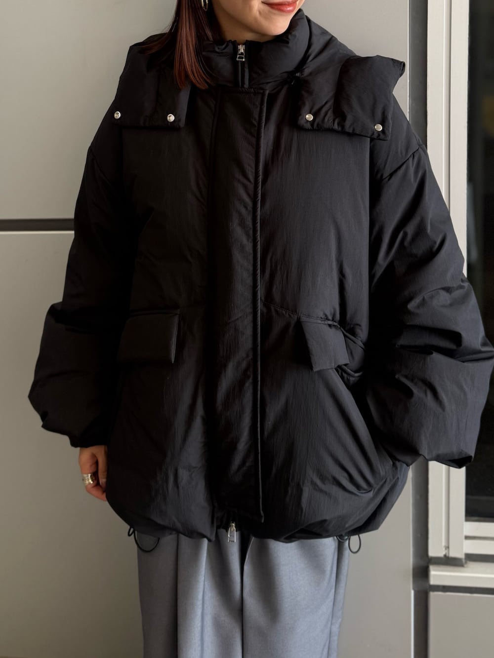 グレー系のニット/セーター、グレー系のその他パンツ、ブラック系のローファーを着用したレディースの冬コーディネートの8枚目の写真