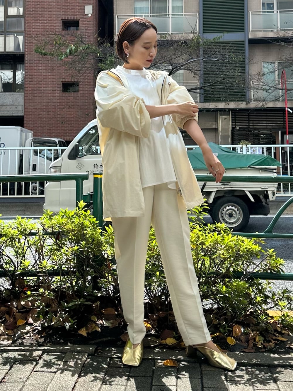 ゴールド系のパンプス、ホワイト系のその他パンツ、ホワイト系のシャツ/ブラウスを着用したレディースの冬コーディネートの5枚目の写真