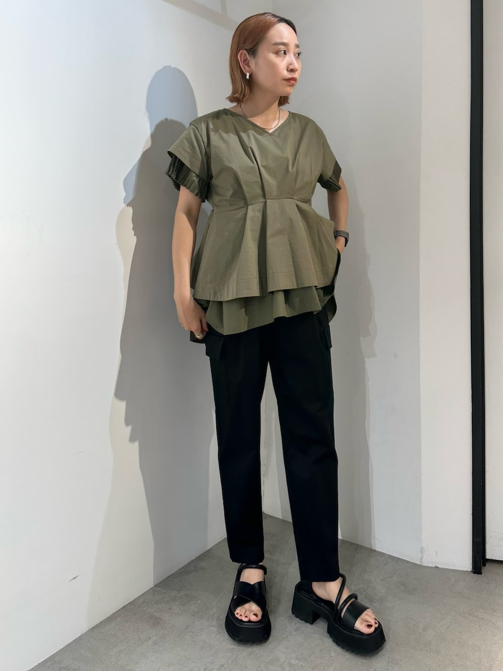 「ELENDEEK、エレンディーク、ブラウス、ブラウスコーデ、ブラウス×パンツ、カーキ、カーキブラウス、カーゴパンツ、カーゴ、黒パンツ、ブラックパンツ、サンダル、夏コーデ、きれいめカジュアル、プリーツ」｜「ELENDEEKのバックプリーツフリルブラウス（シャツ/ブラウス、グリーン系）」を使った、azusaさん（レディース・153cm）の春コーディネートの2枚目の写真