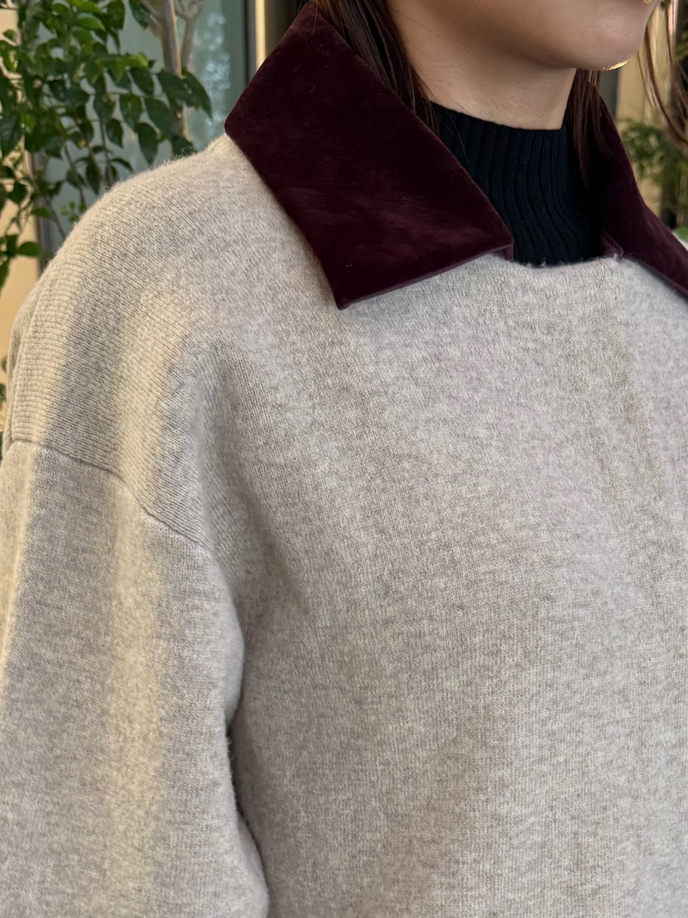 ブラウン系のスカート、ベージュ系のブルゾンを着用したレディースの秋コーディネートの6枚目の写真