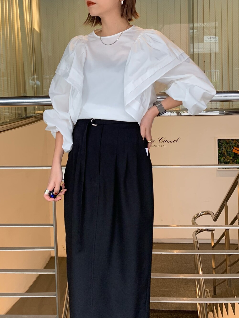 ホワイト系のシャツ/ブラウス、ブラック系のスカート、ブラック系のスニーカーを着用したレディースの春コーディネートの7枚目の写真