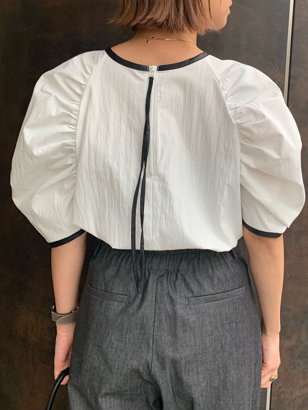 ブルー系のその他パンツ、ブラック系のハンドバッグ、ホワイト系のシャツ/ブラウスを着用したレディースの春コーディネートの7枚目の写真