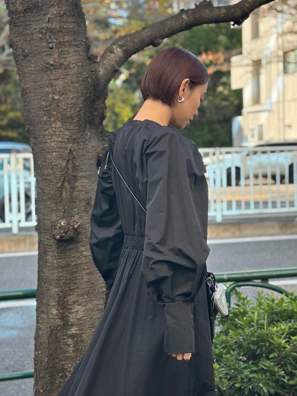 「ELENDEEK、エレンディーク、ワンピース、ワントーンコーデ、ワンピーススタイル、ロングワンピース、ロングワンピ、ブラック、ブラックコーデ、お出かけコーデ、モードカジュアル、きれいめカジュアル、キレイめ、ボリューム袖、ショルダーバッグ」｜「ELENDEEKのマルチショルダーバッグ（ショルダーバッグ、ブラック系）」を使った、azusaさん（レディース・153cm）の冬コーディネートの7枚目の写真