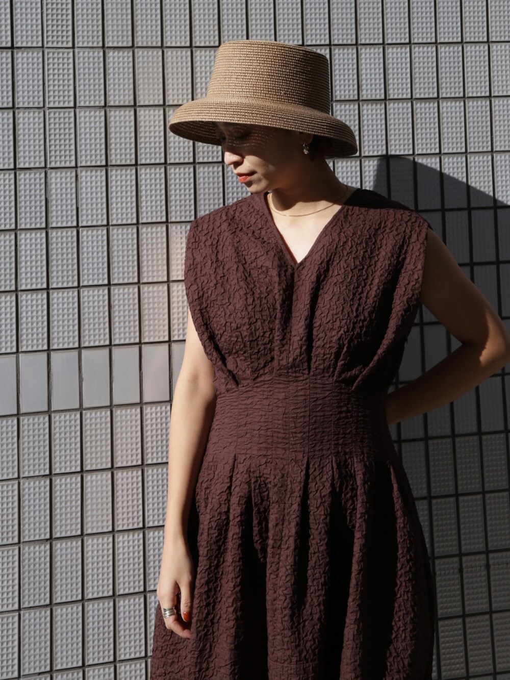 ブラウン系のワンピース、ブラック系のサンダルを着用したレディースの冬コーディネートの6枚目の写真