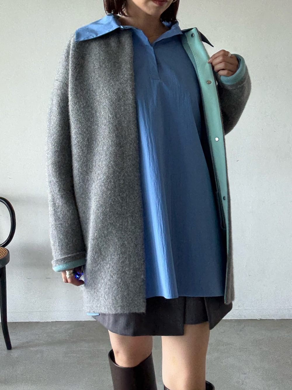 グレー系のカーディガン/ボレロ、グレー系のその他パンツ、ブラック系のブーツを着用したレディースの夏コーディネートの6枚目の写真