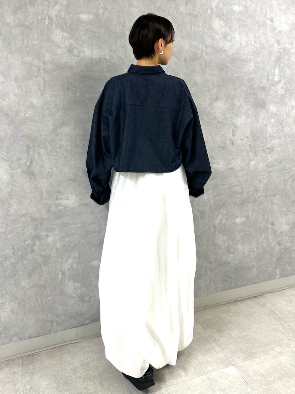 ブルー系のシャツ/ブラウス、グレー系のワンピースを着用したレディースの夏コーディネートの4枚目の写真