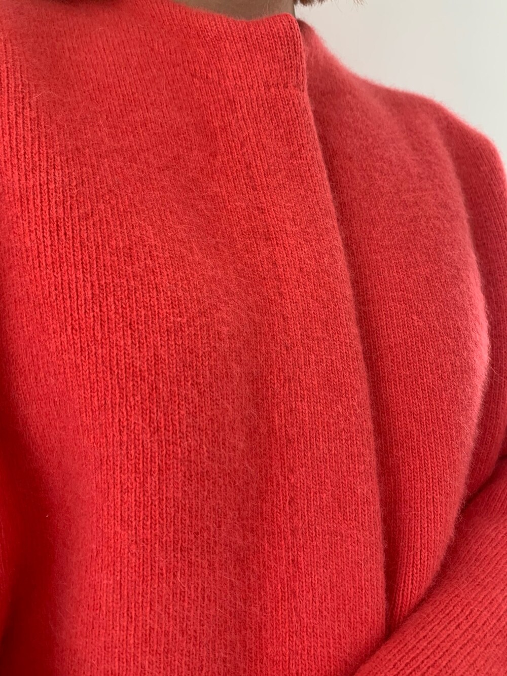 ブルー系のデニムパンツ、ブラック系のパンプス、ピンク系のノーカラージャケットを着用したレディースの夏コーディネートの6枚目の写真