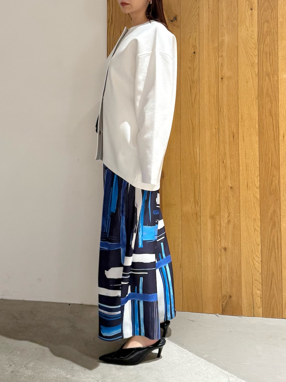 ブラック系のショルダーバッグ、ブルー系のその他パンツ、ブラック系のパンプスを着用したレディースの冬コーディネートの2枚目の写真