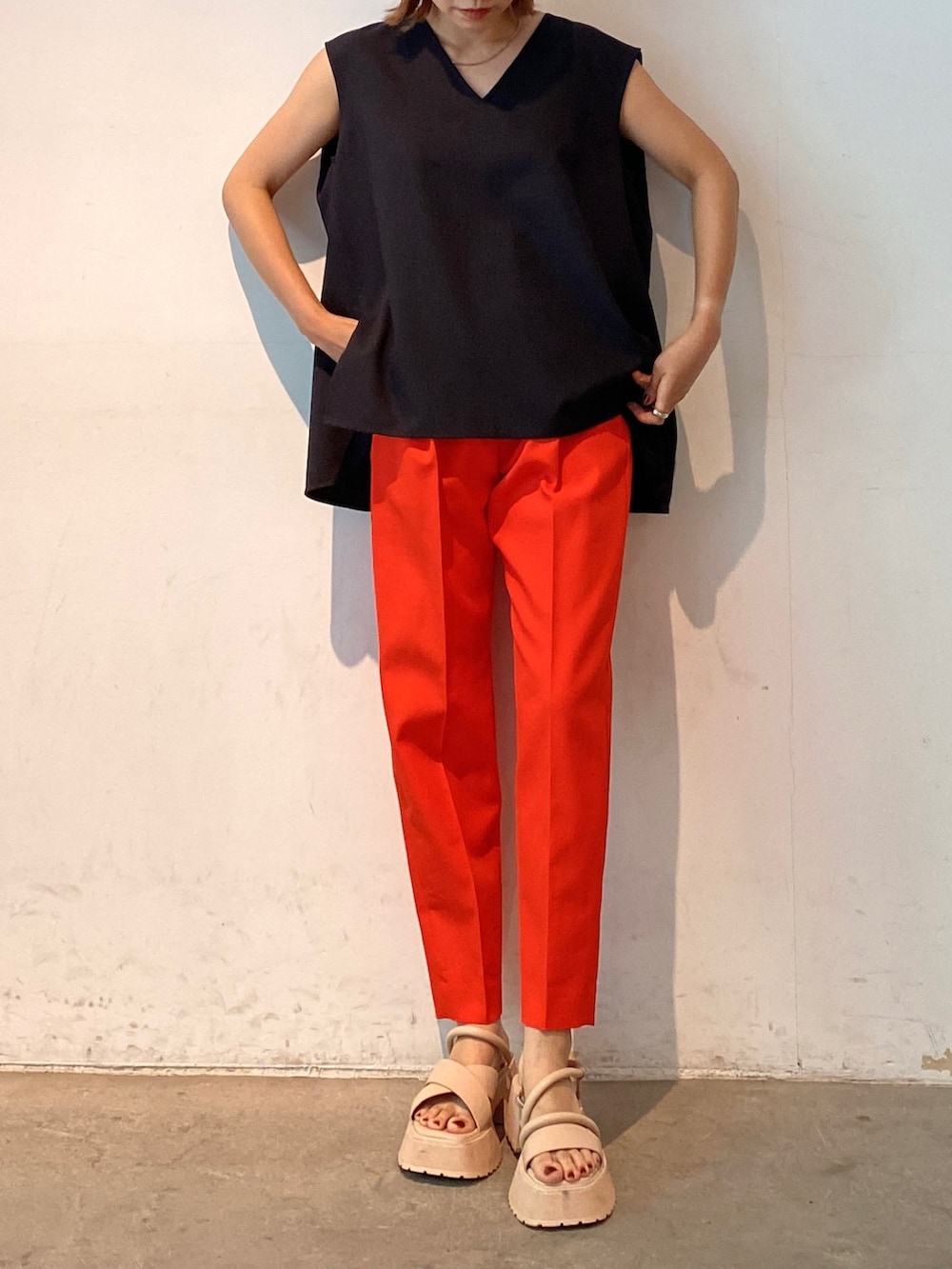 「ELENDEEK、エレンディーク、テーパードパンツ、テーパード、赤、赤パンツ、赤×黒、ハンサムコーデ、きれいめカジュアル、ノースリーブ、黒ブラウス、アシンメトリーサンダル、サンダル、ベージュサンダル、ママコーデ」｜「ELENDEEKのLIGHT EASY TAPERED PT（その他パンツ、レッド系）」を使った、azusaさん（レディース・153cm）の春コーディネートの3枚目の写真