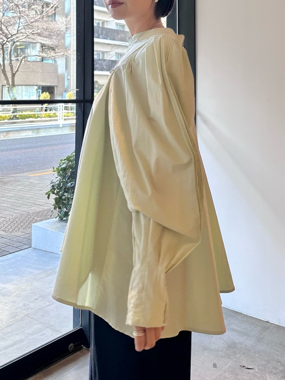 「ELENDEEK、エレンディーク、ブラウス、ミントグリーン、春コーデ、キレイめ、きれいめカジュアル、きれいめ、きれいめコーディネート、キレイめカジュアル、キレイめコーデ、ママコーデ」｜「ELENDEEKのカーブタックパンツ（その他パンツ、ブラック系）」を使った、azusaさん（レディース・153cm）の冬コーディネートの9枚目の写真