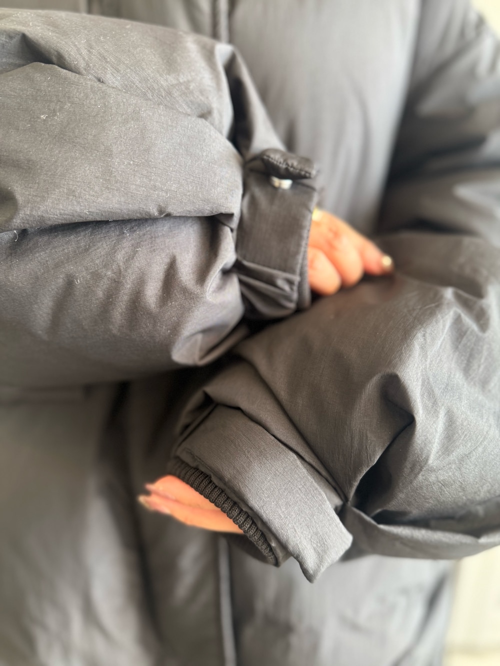 グレー系のニット/セーター、グレー系のその他パンツ、ブラック系のローファーを着用したレディースの冬コーディネートの9枚目の写真