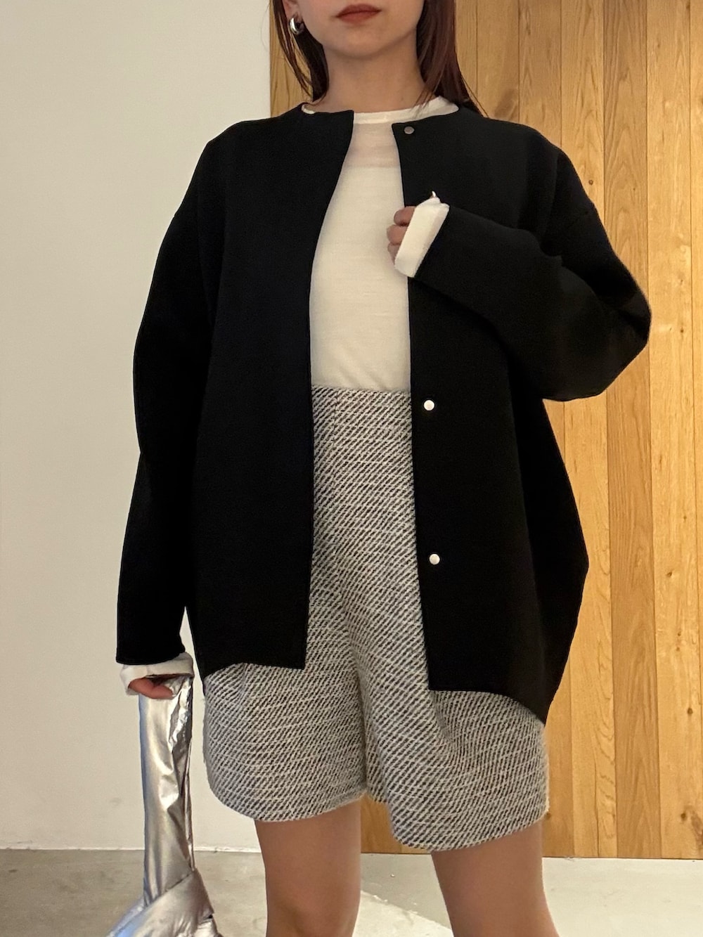 ホワイト系のニット/セーター、その他のその他パンツ、シルバー系のハンドバッグを着用したレディースの冬コーディネートの6枚目の写真