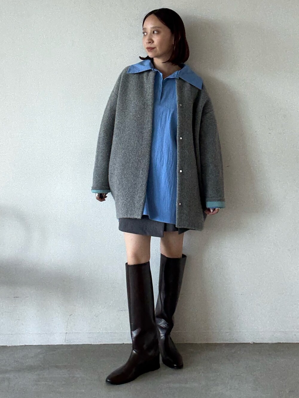 グレー系のカーディガン/ボレロ、グレー系のその他パンツ、ブラック系のブーツを着用したレディースの夏コーディネートの5枚目の写真