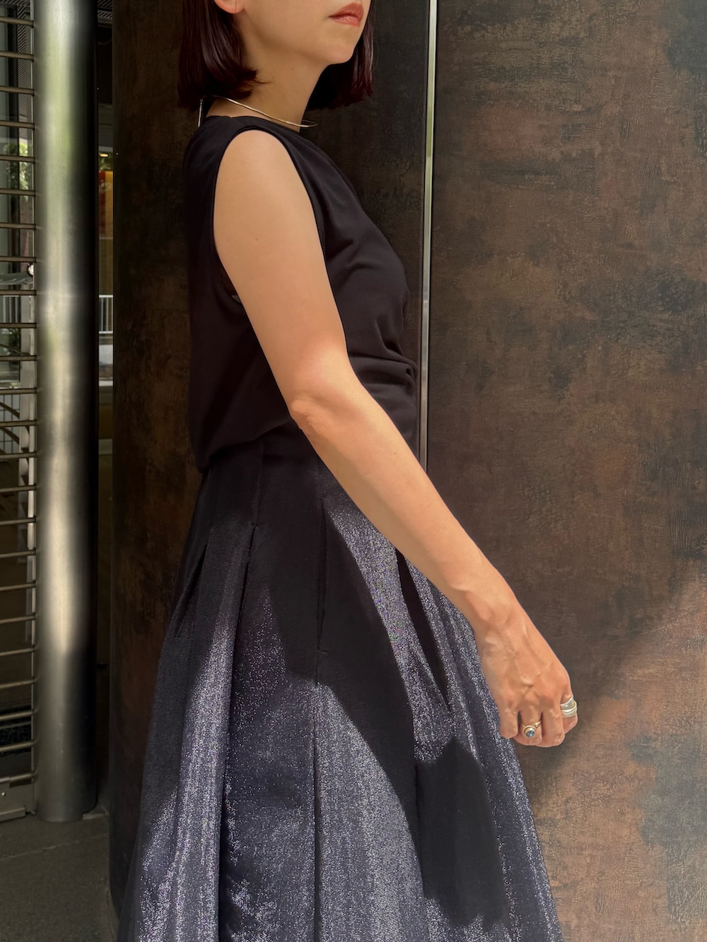 ブラック系のTシャツ/カットソー、その他のパンプス、ブラック系のスカートを着用したレディースの夏コーディネートの8枚目の写真