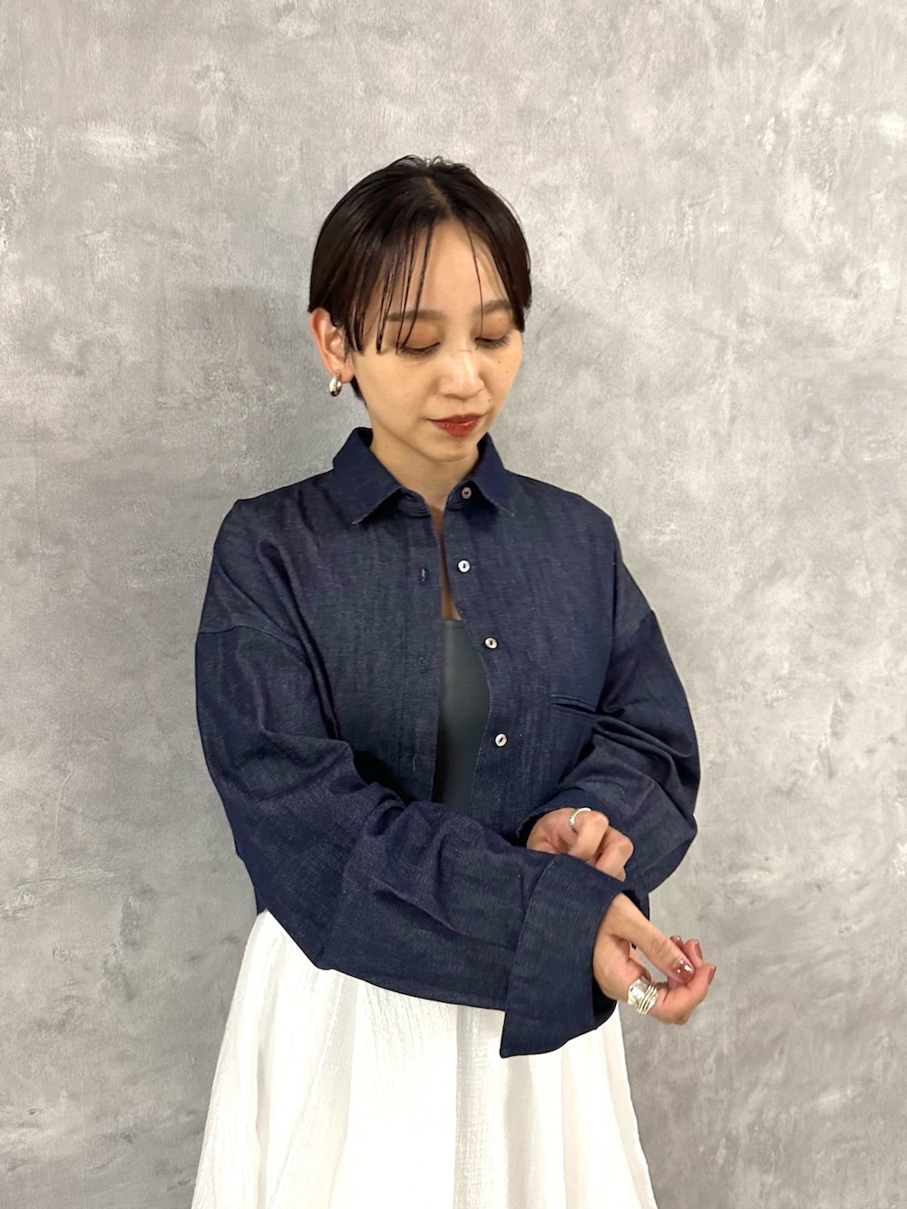 ブルー系のシャツ/ブラウス、グレー系のワンピースを着用したレディースの夏コーディネートの6枚目の写真