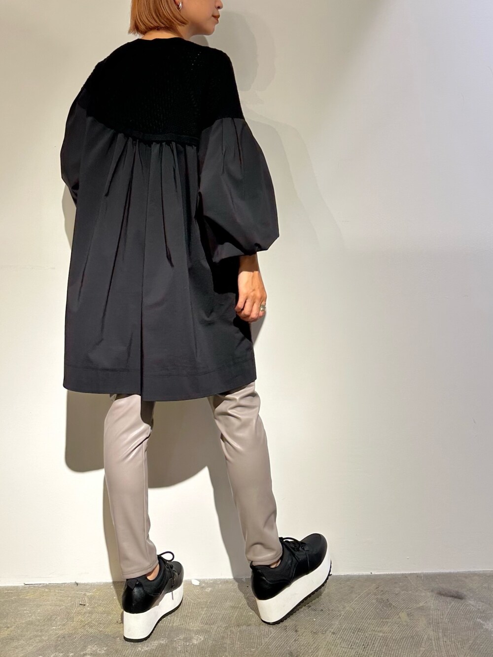 ブラック系のシャツ/ブラウス、ブラック系のスニーカー、グレー系のその他パンツを着用したレディースの夏コーディネートの4枚目の写真