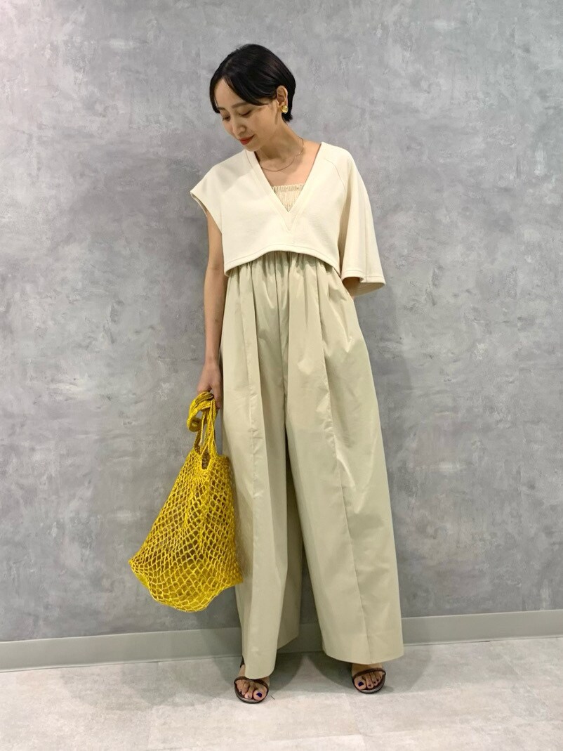 イエロー系のかごバッグを着用したレディースの春コーディネートの3枚目の写真