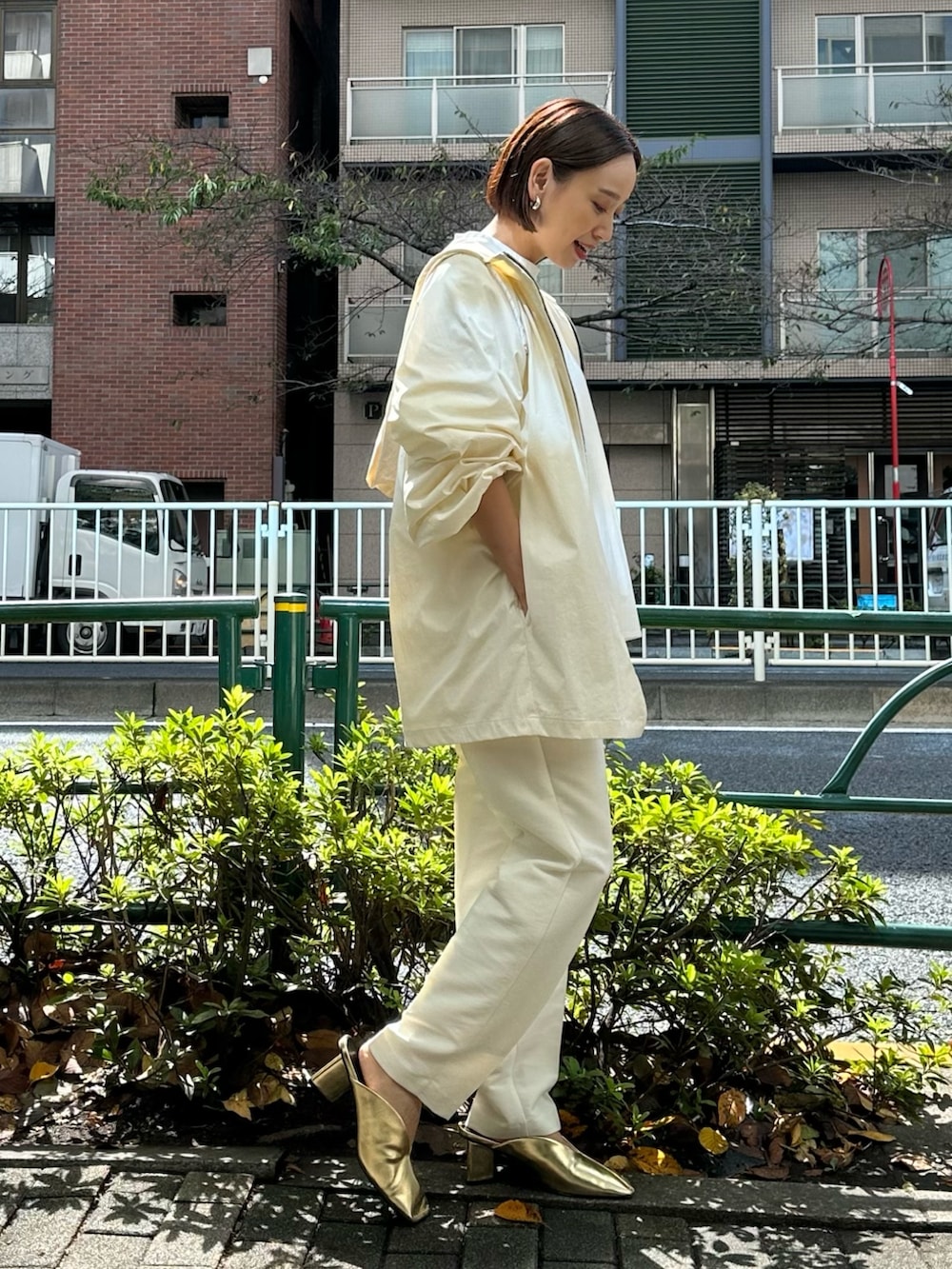 ゴールド系のパンプス、ホワイト系のその他パンツ、ホワイト系のシャツ/ブラウスを着用したレディースの冬コーディネートの4枚目の写真