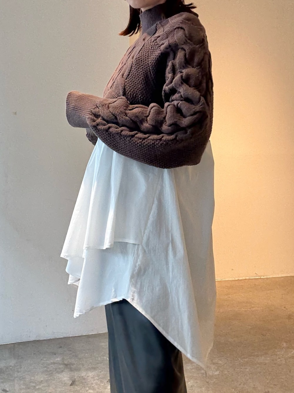 ブラック系のスカート、ブラウン系のニット/セーターを着用したレディースの秋コーディネートの6枚目の写真