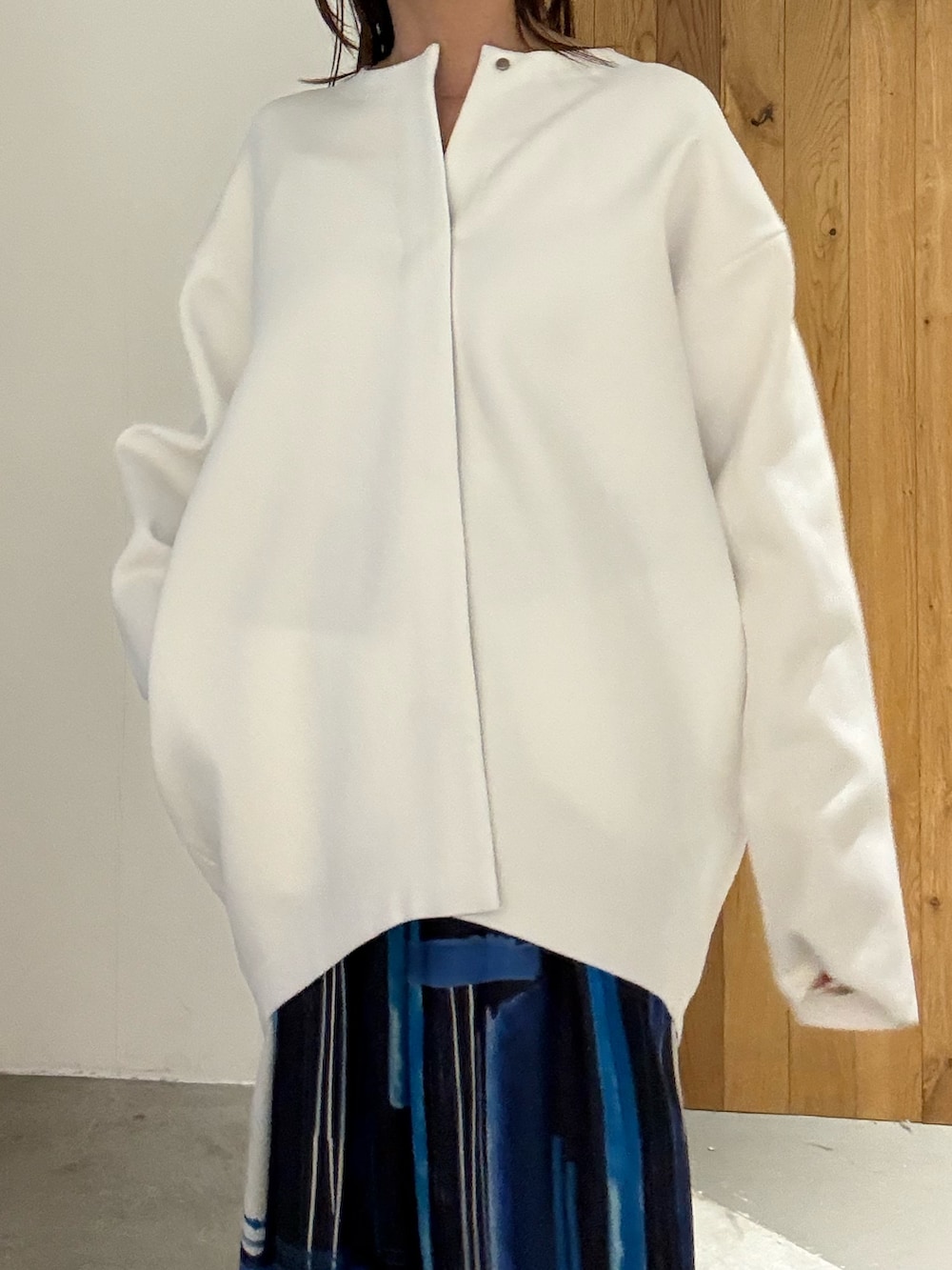 ブラック系のショルダーバッグ、ブルー系のその他パンツ、ブラック系のパンプスを着用したレディースの冬コーディネートの4枚目の写真