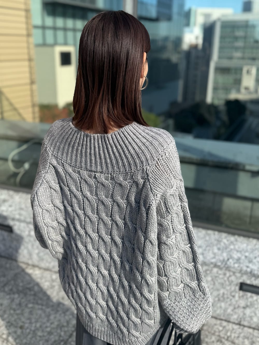 グレー系のその他パンツ、グレー系のニット/セーター、ブラック系のローファーを着用したレディースの冬コーディネートの6枚目の写真