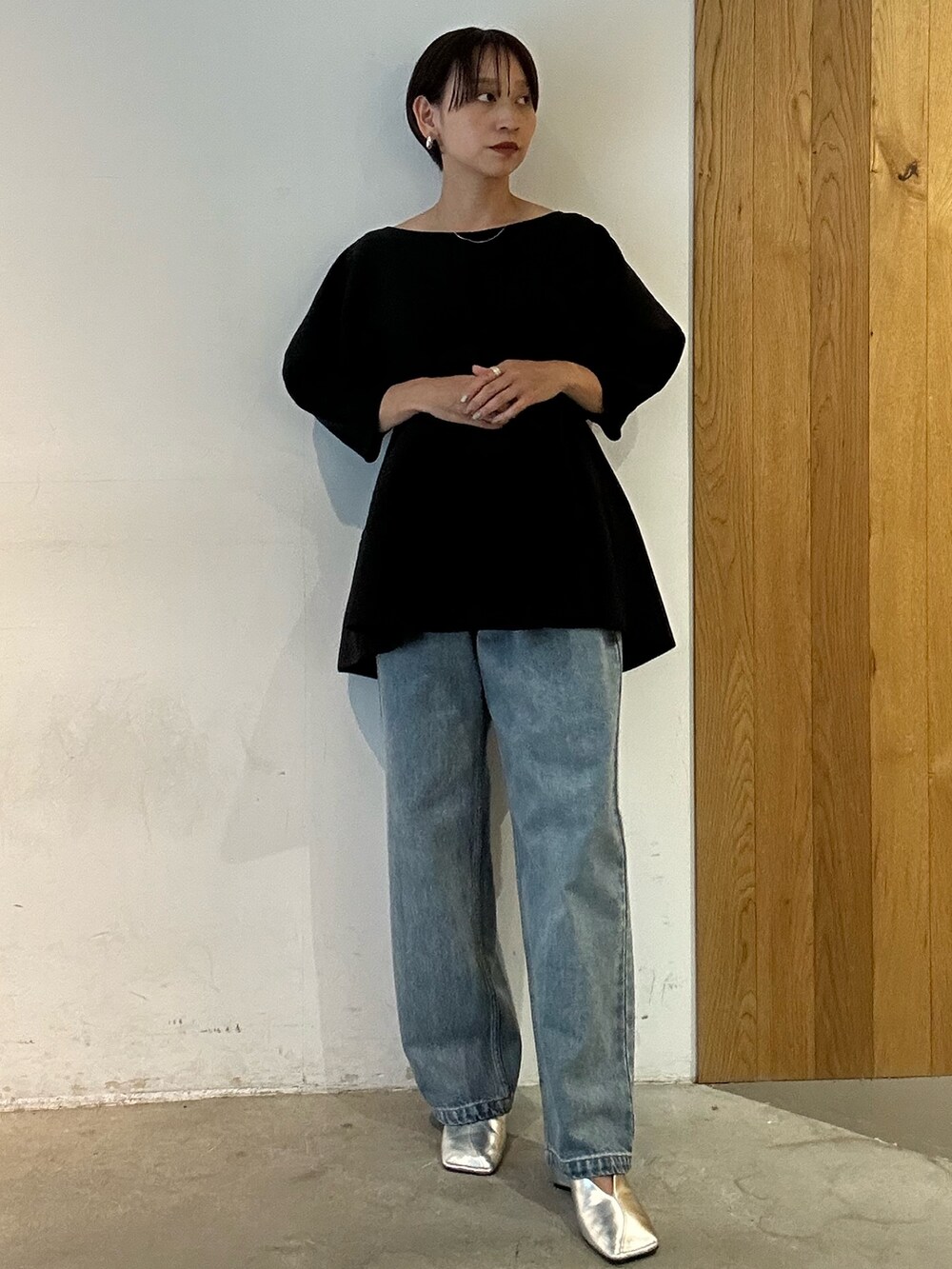 ブラック系のシャツ/ブラウス、ブルー系のデニムパンツ、シルバー系のパンプスを着用したレディースの夏コーディネートの2枚目の写真