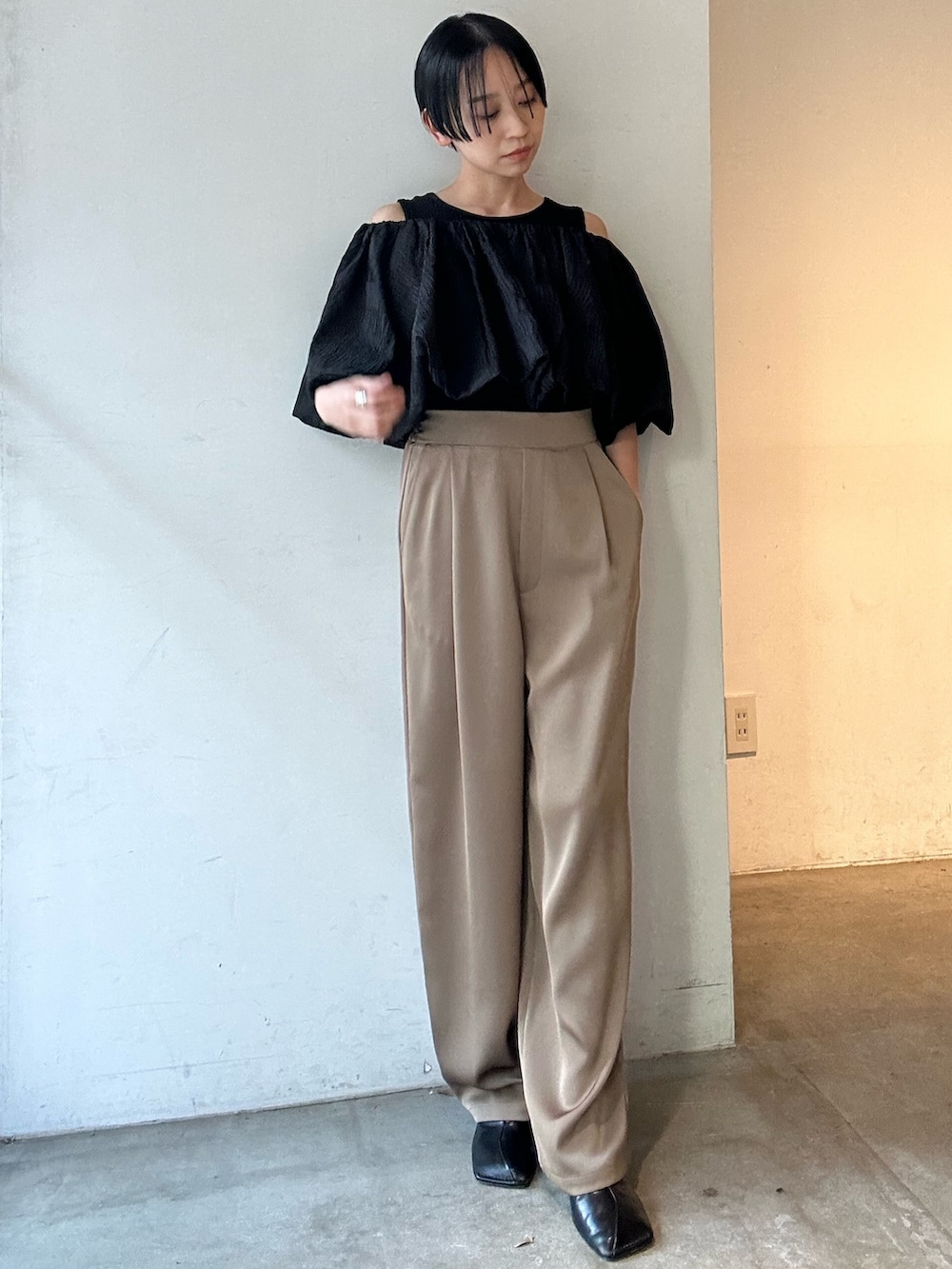 ブラック系のシャツ/ブラウス、ベージュ系のその他パンツ、ブラック系のパンプスを着用したレディースの春コーディネートの5枚目の写真