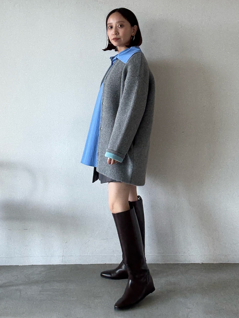 グレー系のカーディガン/ボレロ、グレー系のその他パンツ、ブラック系のブーツを着用したレディースの夏コーディネートの3枚目の写真