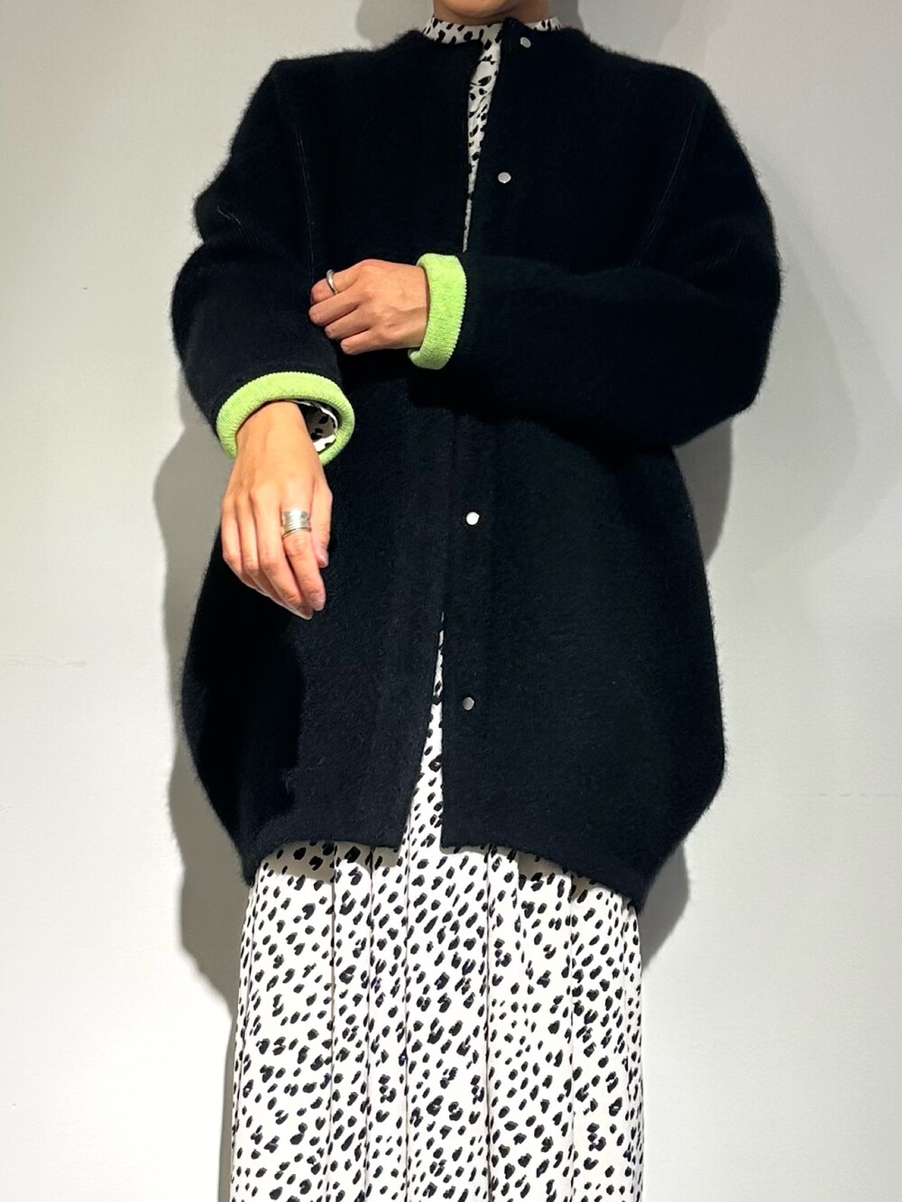 ブラック系のノーカラージャケット、その他のワンピース、ブラック系のブーツを着用したレディースの秋コーディネートの7枚目の写真