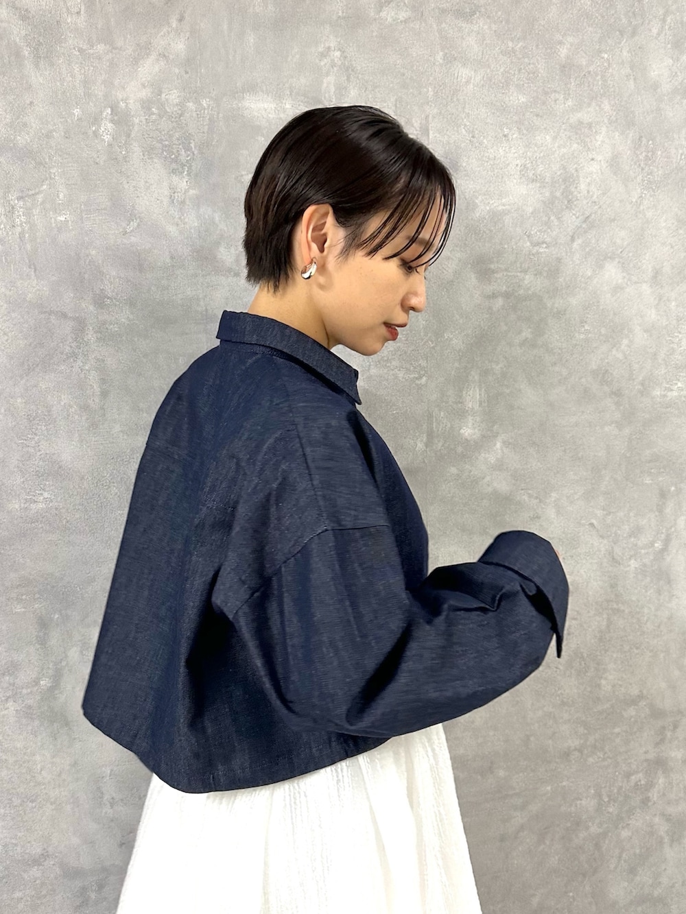 ブルー系のシャツ/ブラウス、グレー系のワンピースを着用したレディースの夏コーディネートの7枚目の写真