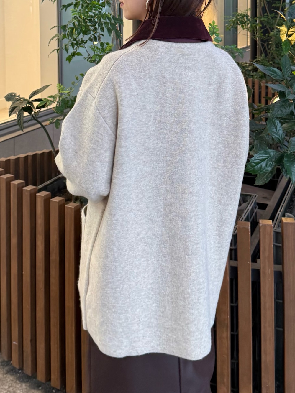 ブラウン系のスカート、ベージュ系のブルゾンを着用したレディースの秋コーディネートの7枚目の写真