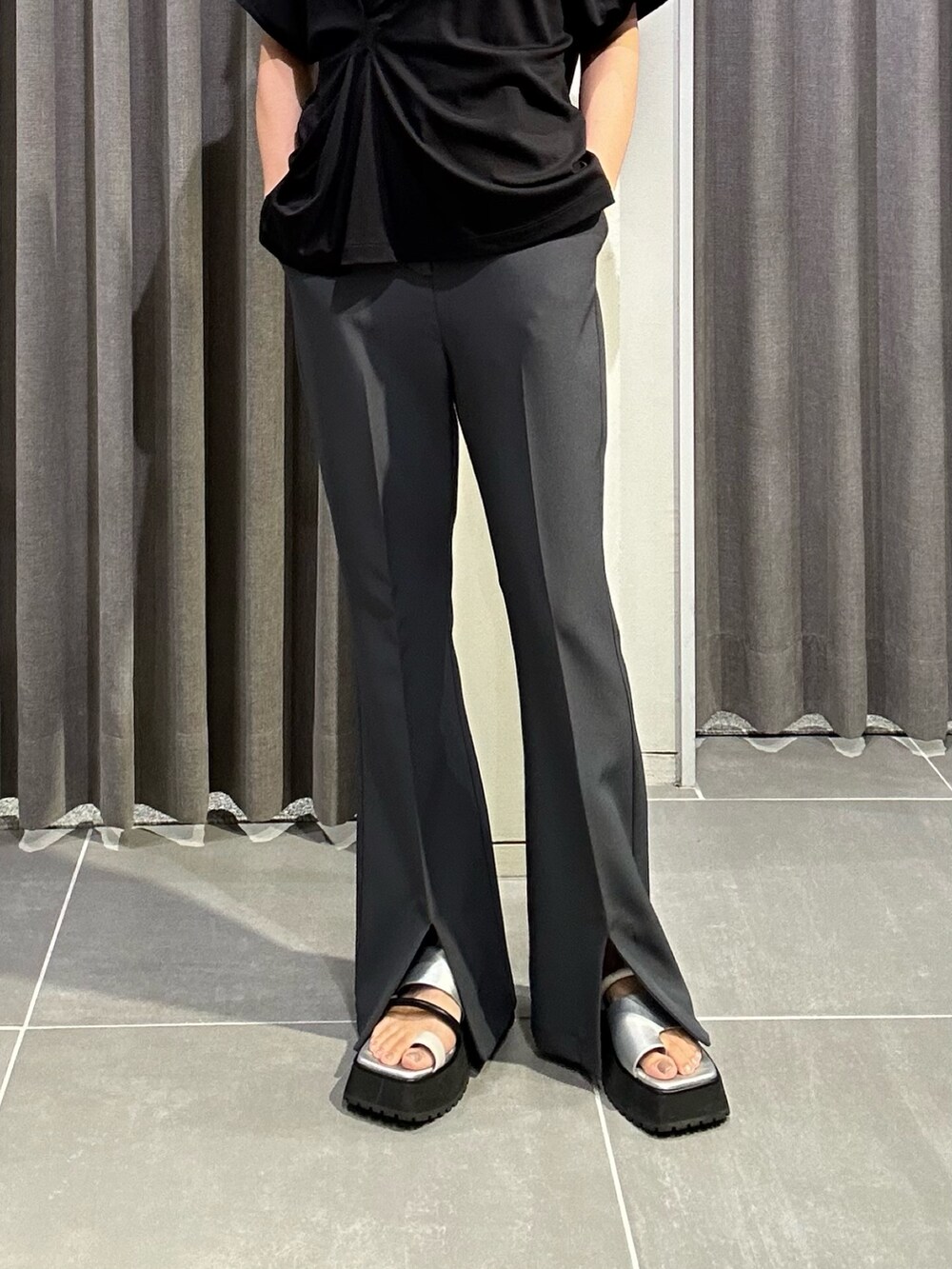 ブラック系のTシャツ/カットソー、グレー系のその他パンツ、その他のサンダルを着用したレディースの夏コーディネートの7枚目の写真