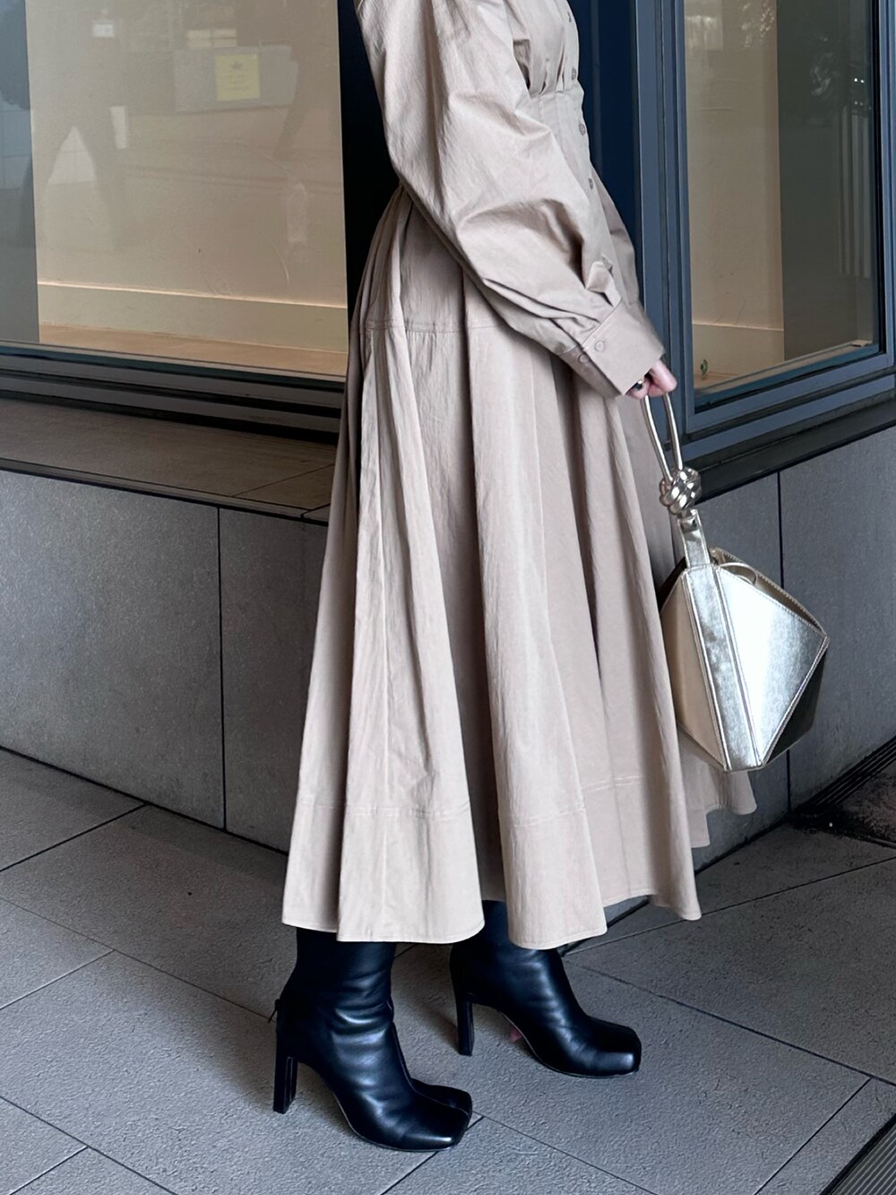 「ELENDEEK、エレンディーク、ワンピース、ワンピーススタイル、ワンピースコーデ、女子会、冬服、春服、オトナ女子、きれいめコーディネート、大人かわいい、お出かけコーデ」｜「ELENDEEKのウエストタックドフォルムワンピース（ワンピース、ベージュ系）」を使った、azusaさん（レディース・153cm）の冬コーディネートの7枚目の写真
