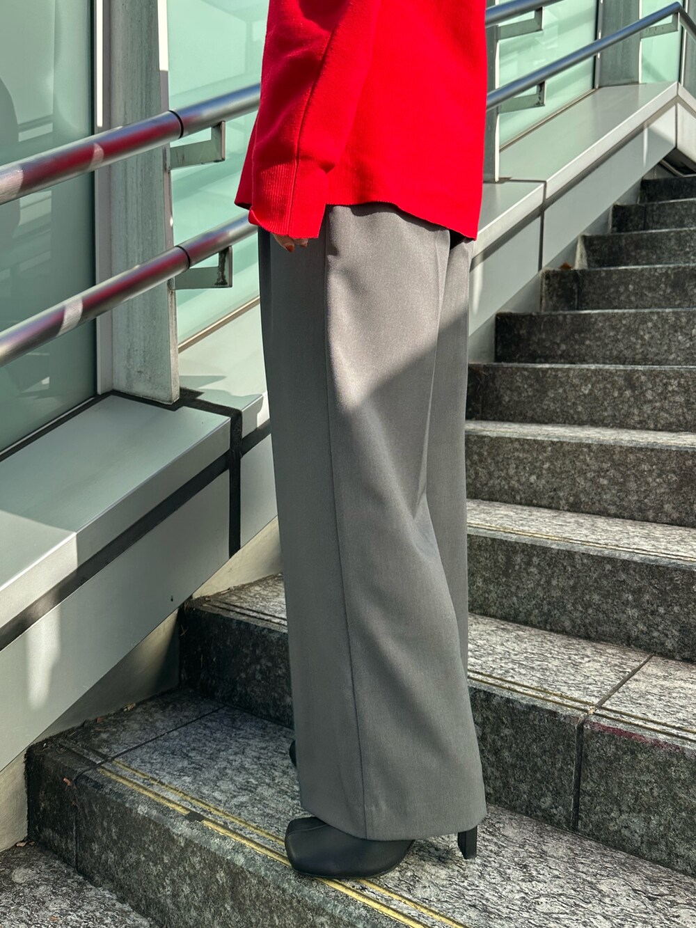 ブラック系のブーツ、グレー系のノーカラージャケット、レッド系のニット/セーターを着用したレディースの冬コーディネートの5枚目の写真