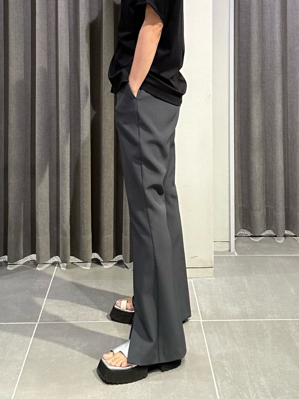 ブラック系のTシャツ/カットソー、グレー系のその他パンツ、その他のサンダルを着用したレディースの夏コーディネートの8枚目の写真