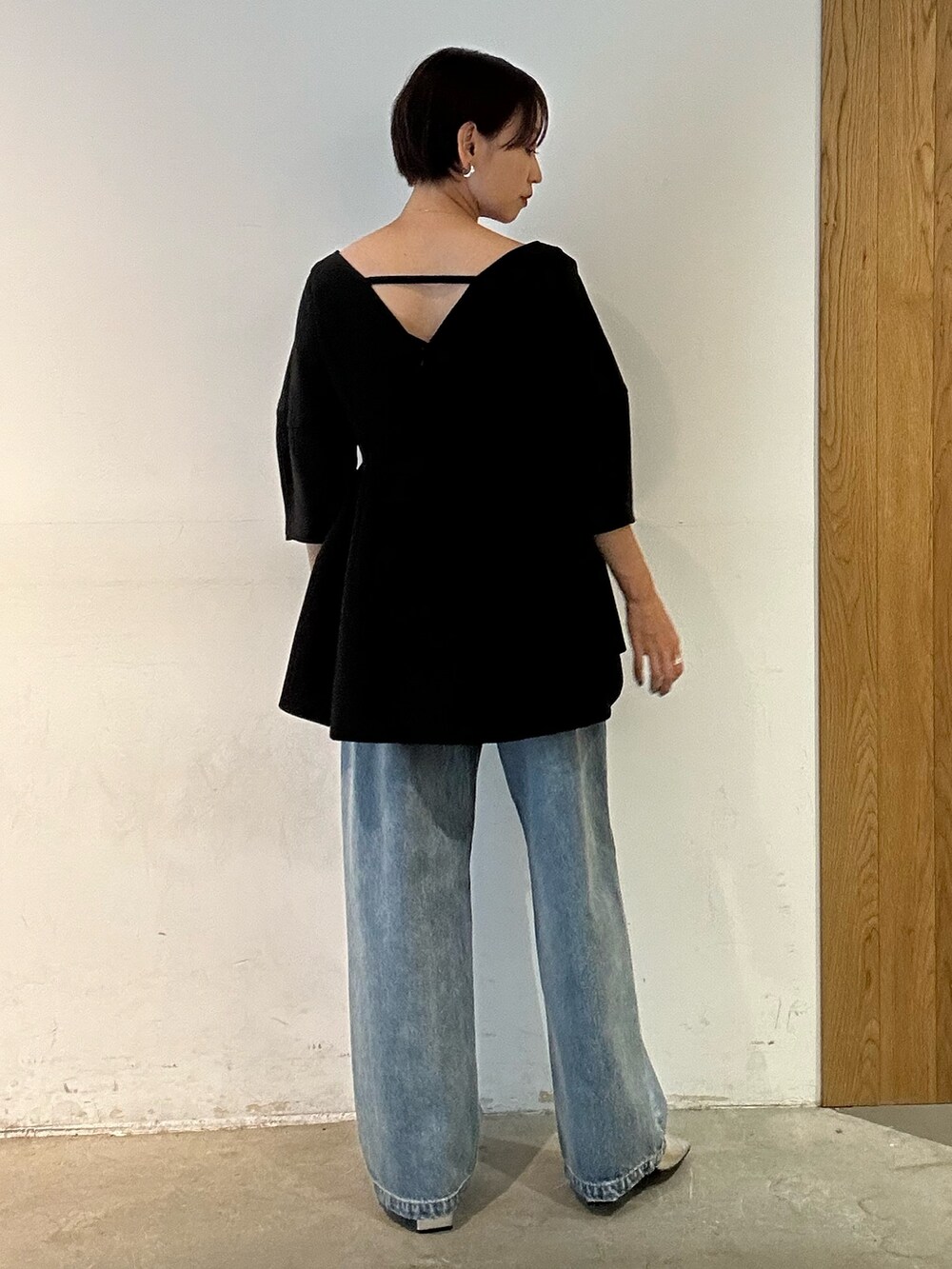 ブラック系のシャツ/ブラウス、ブルー系のデニムパンツ、シルバー系のパンプスを着用したレディースの夏コーディネートの8枚目の写真