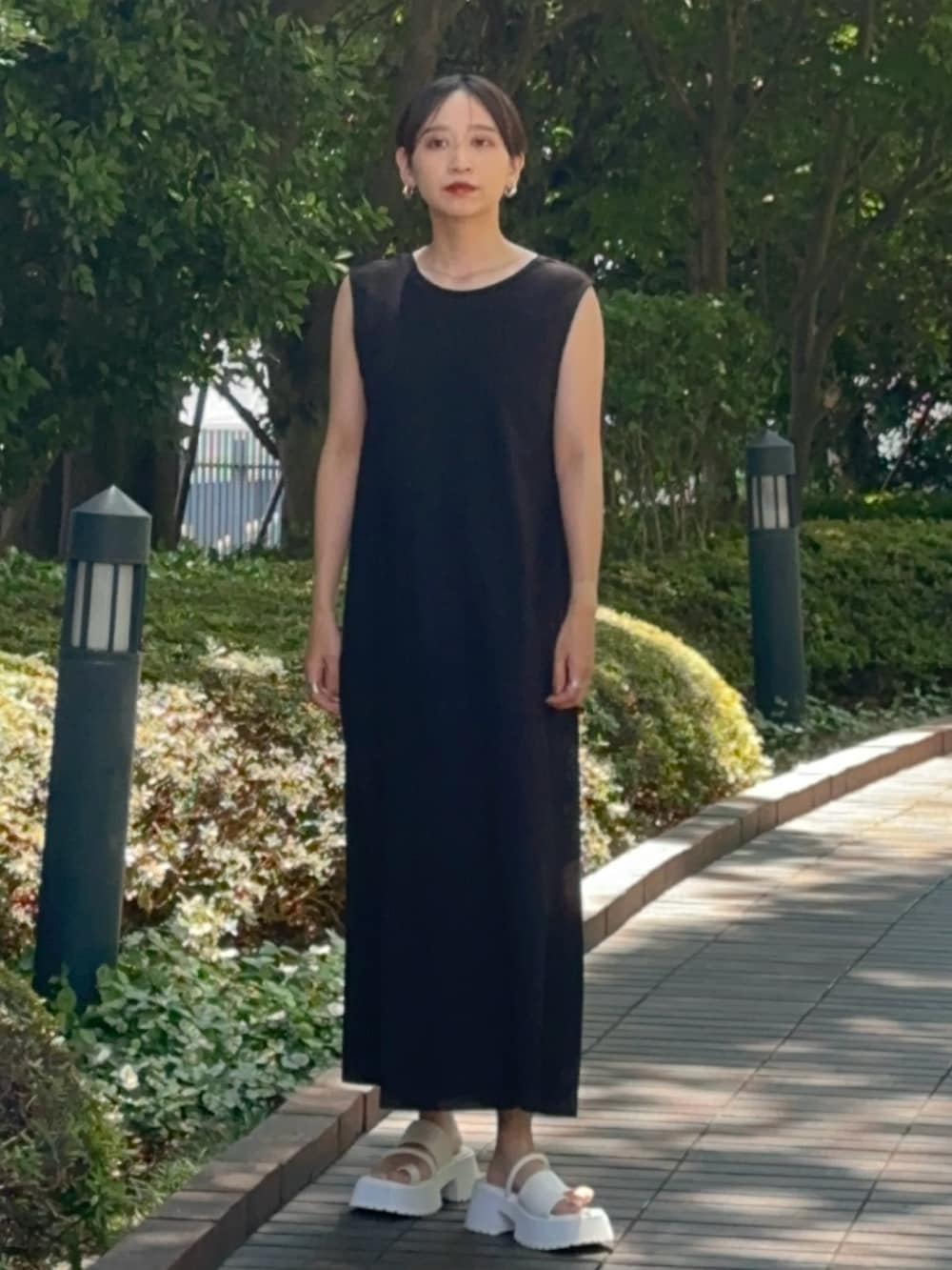 「ELENDEEK、エレンディーク、ワンピース、ワンピーススタイル、黒ワンピ、ロングワンピース、ノースリーブ、ノースリーブワンピース、お出かけコーデ、旅行、ラクチンコーデ」｜「ELENDEEKのシアーレイヤードカットワンピース（ワンピース、ブラック系）」を使った、azusaさん（レディース・153cm）の夏コーディネートの5枚目の写真